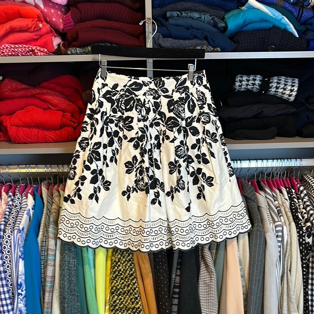 Talbots white with black flowers pleated skirt size 2P